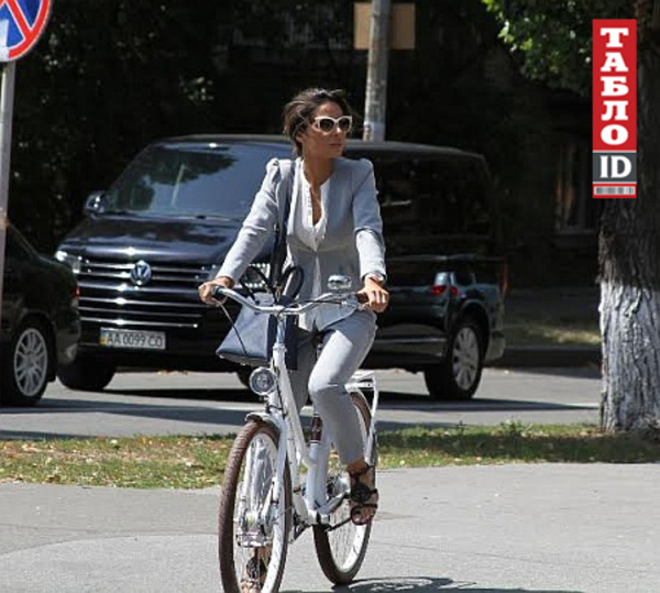 Злата Огневич приехала в Верховную Раду на велосипеде