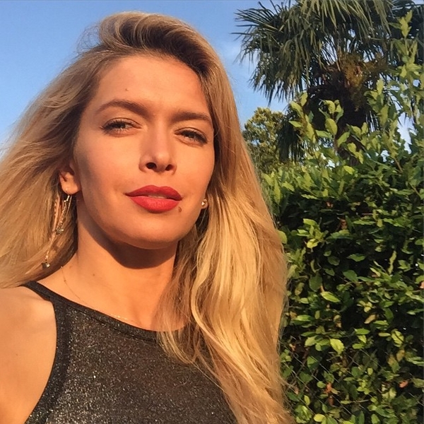 Вера Брежнева опубликовала фото в компрессионном корсете на шее