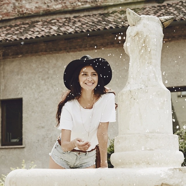 Актриса Равшана Куркова поделилась пикантными фото с отдыха в Италии