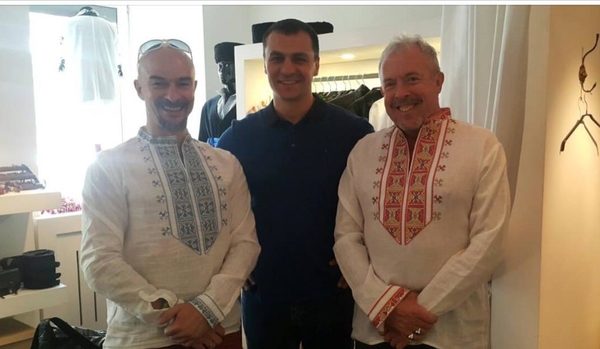 Андрей Макаревич примерил в Киеве вышиванку