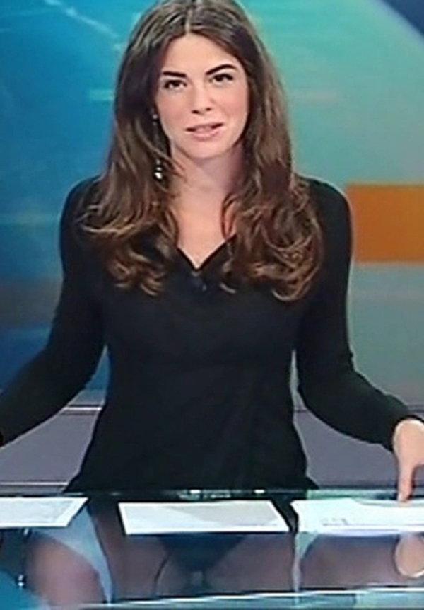 Сеть "взорвало" видео с ведущей, показавшей нижнее белье в эфире