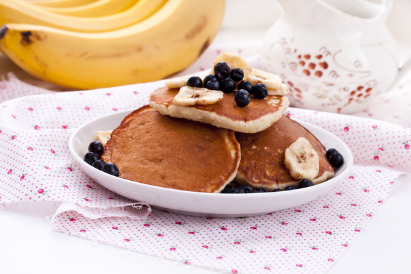 Как приготовить оладьи с банановым припеком (видео)