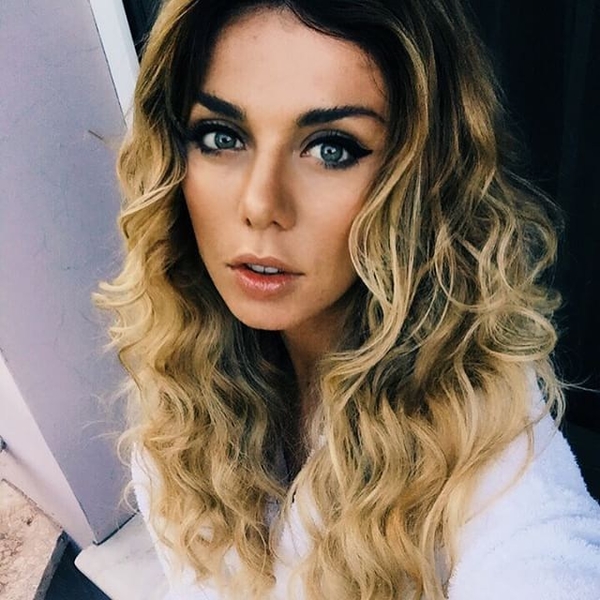 Анна Седокова показала фигуру в купальнике