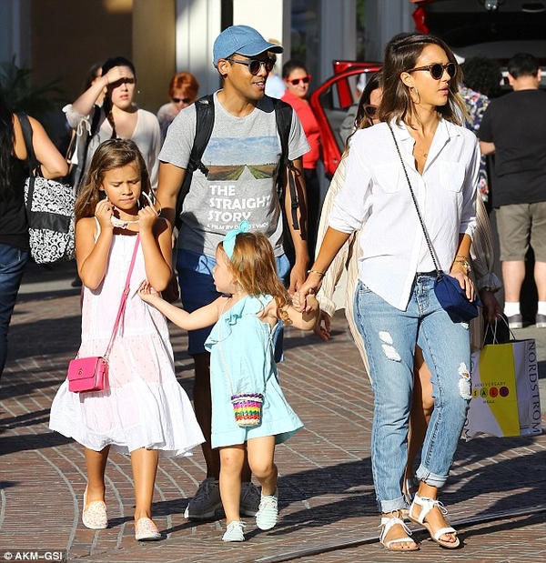 Джессика Альба сходила с дочками на шоппинг