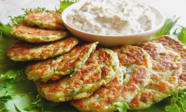 Летний завтрак для малыша: Готовим оладьи из кабачков