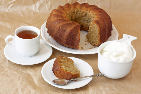 Как приготовить банановый бисквитный пирог (видео)