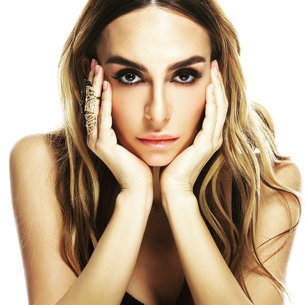 Екатерина Варнава застряла на борту самолета из-за погодных условий