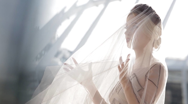 Тоня Матвиенко примерила образ невесты в новом клипе