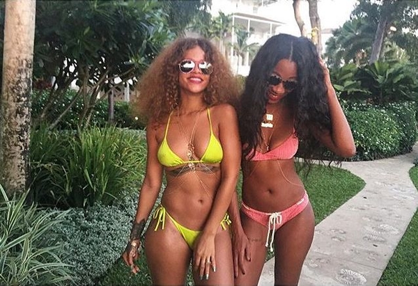 Рианна похвасталась фигурой в бикини на Барбадосе