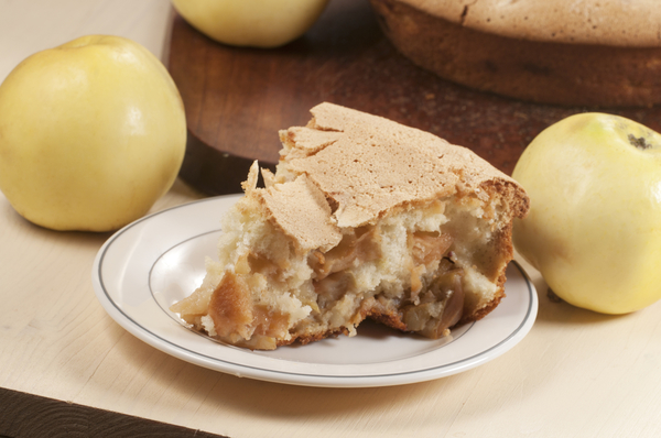 Как приготовить яблочную шарлотку (видео)