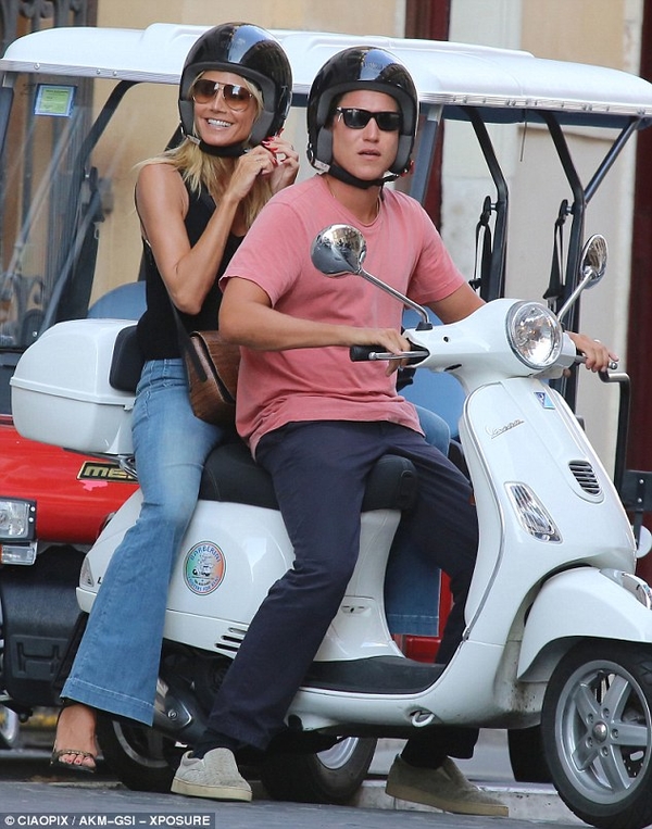 Хайди Клум прокатилась на мотоцикле с возлюбленным в Риме