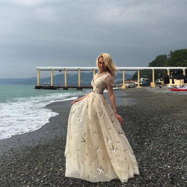 Яна Рудковская ответила фанатам на критику по поводу своей фигуры