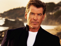 Пирс Броснан пытался пронести на борт самолета нож