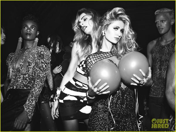 Майли Сайрус снялась в откровенной фотосессии с девушкой