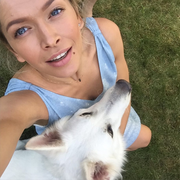 Вера Брежнева показала фигуру в ярком купальнике