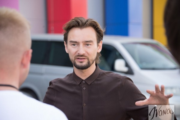 Алан Бадоев спародировал LOBODA в белом парике