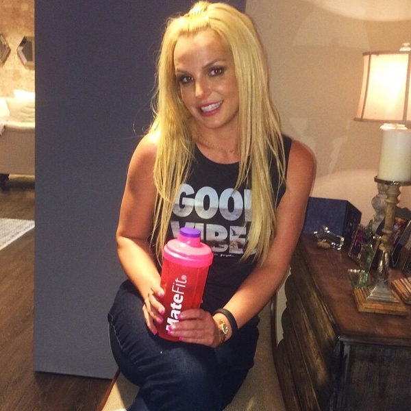 Бритни Спирс покрасила волосы в зелено-фиолетовый цвет