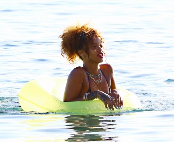 Рианна накормила крошечную обезьянку молоком на пляже