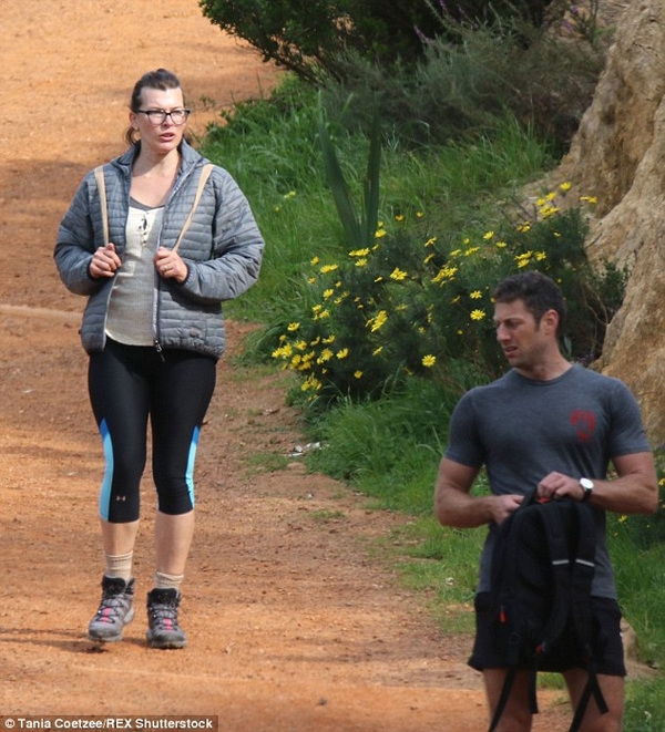 Милла Йовович пошла в поход, чтобы скинуть лишние килограммы