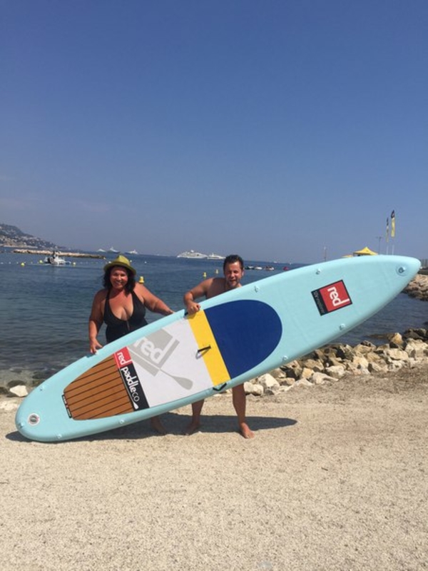 65-летняя Бабкина показала фото, где она стоит с доской для серфинга