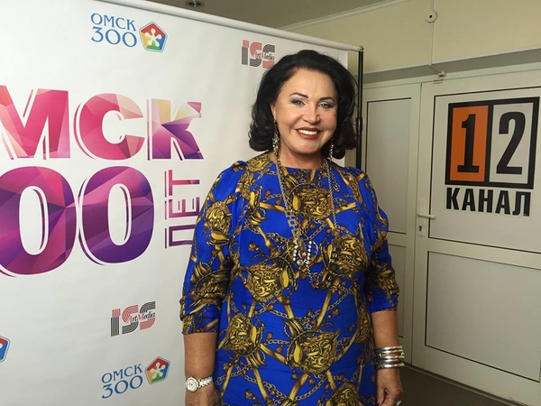 65-летняя Бабкина показала фото, где она стоит с доской для серфинга