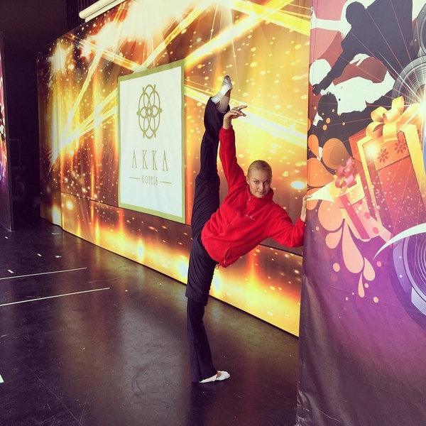 Анастасия Волочкова научила дочь делать растяжку