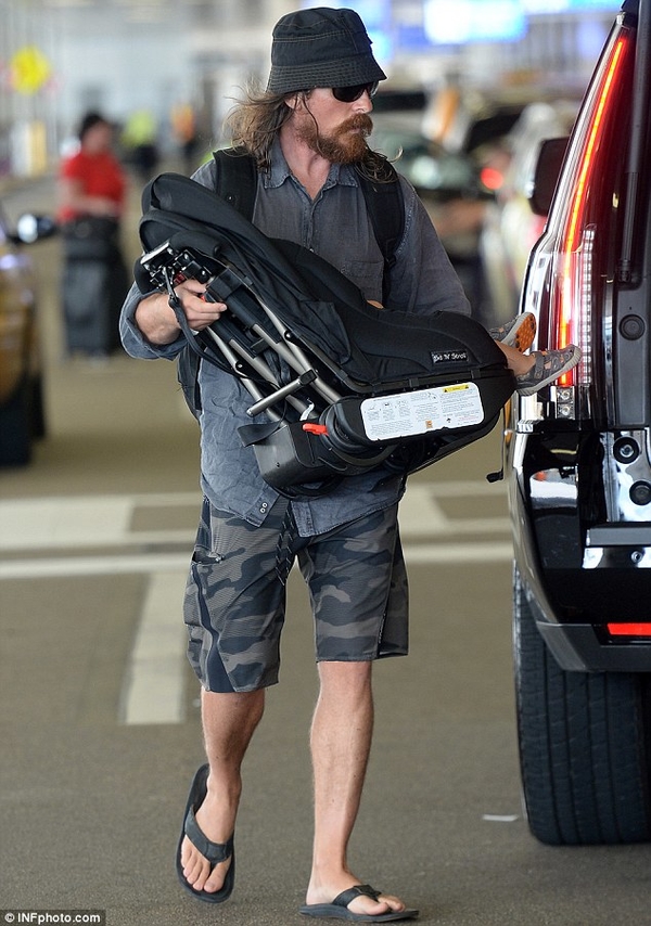 Звезда фильма Бэтмен Кристиан Бэйл удивил публику внешним видом