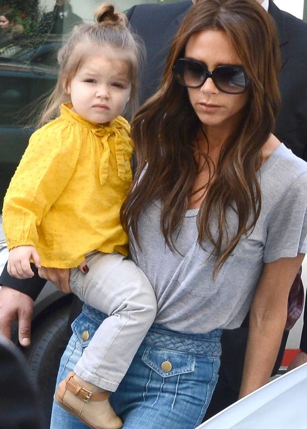 Четырехлетняя дочь Виктории Бекхэм уже делает маникюр