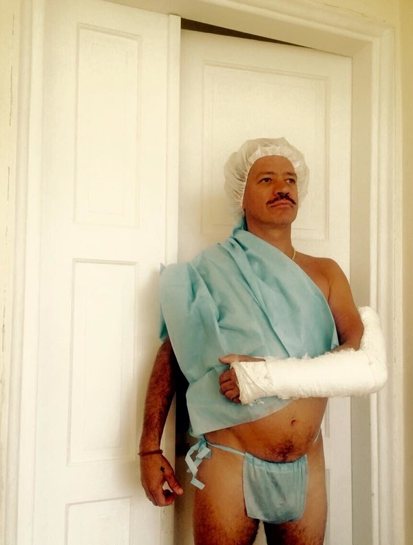 Эпатажный художник Чичкан опубликовал откровенные фото из больницы