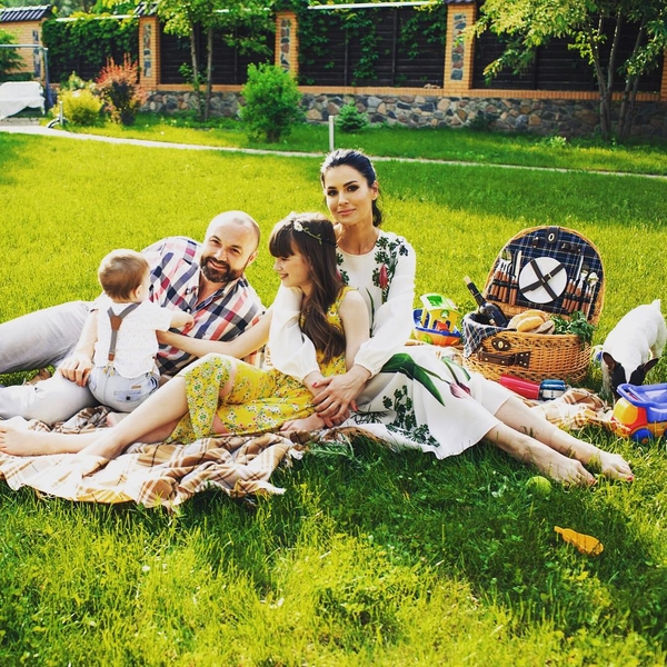 Семейная идиллия: Маша Ефросинина провела выходные с семьей на природе