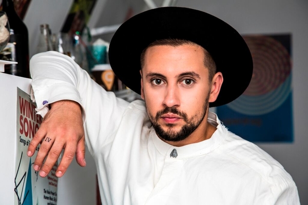 MONATIK в новом клипе станцевал на роликах