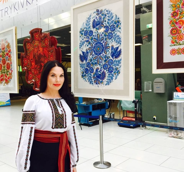 Влада Литовченко раскрасила скамейки в киевском аэропорту