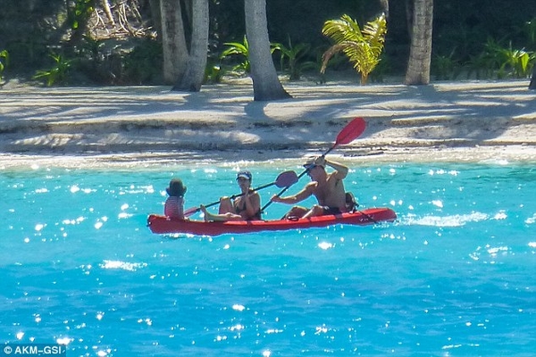Йога и плаванье: Как Дженнифер Энистон отдыхает с мужем на Бора-Бора