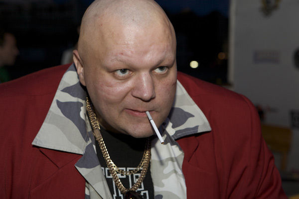 Экс-солист группы Ленинград разбил планшет и iPhone назло санкциям