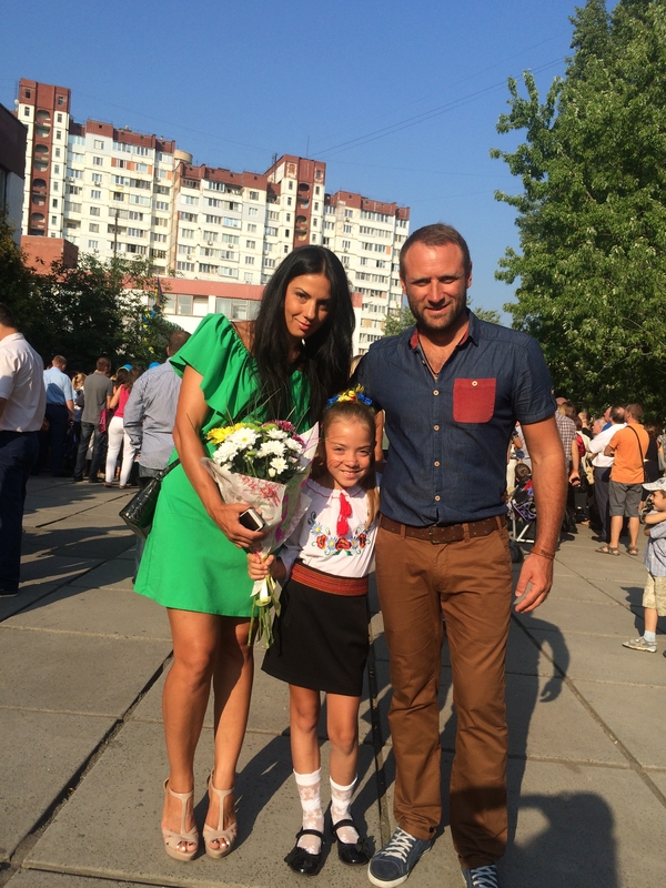 Экс-участник шоу Х-фактор Сергей Гладыр отвел дочку в третий класс