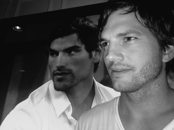 Эштон Катчер нашел своего двойника