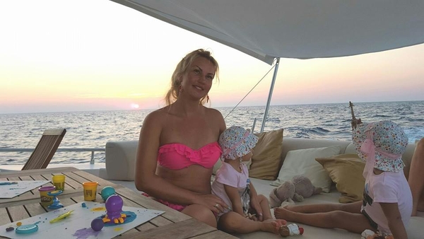 Камалия в купальнике показала семейные фото с отдыха