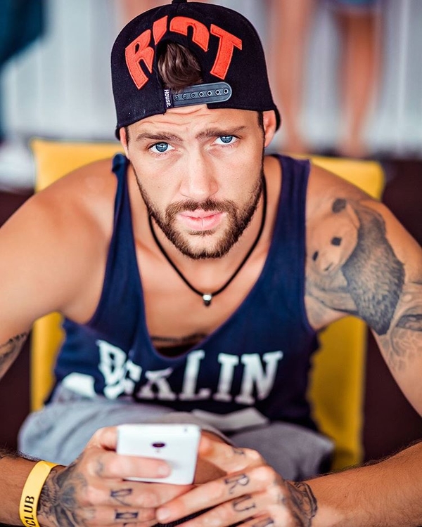 Экс-участник Х-фактор Олег Кензов сделал предложение возлюбленной