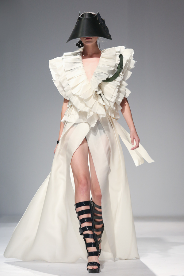 Рога, шлемы и цветы: Бренд #Theo представил новую коллекцию