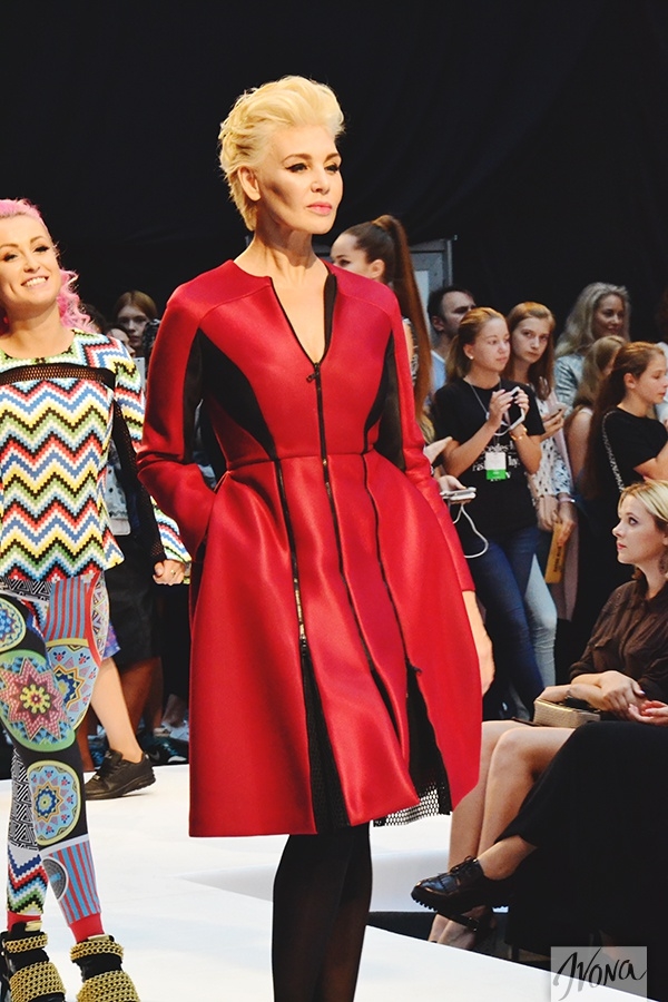 Светлана Вольнова вышла на подиум на показе MAXANGE