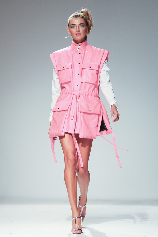 Вдохновленный 90-ми: Костя Омеля представил дерзкую коллекцию