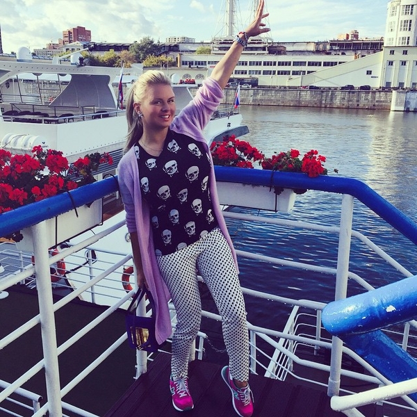 Анну Семенович раскритиковали за располневшую фигуру