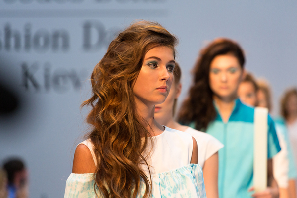 Голубые тени и укладка на бок: Beauty-образы с показа Olga May