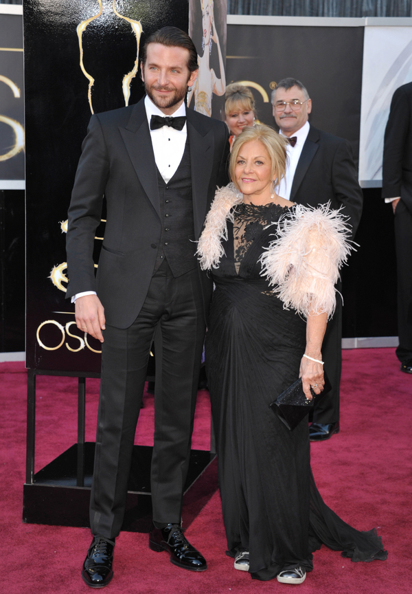 Брэдли Купер познакомил Ирину Шейк с мамой