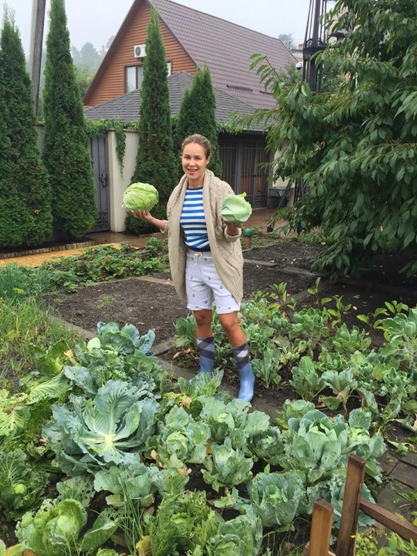 Наталья Королевская работает на огороде в сапогах Burberry