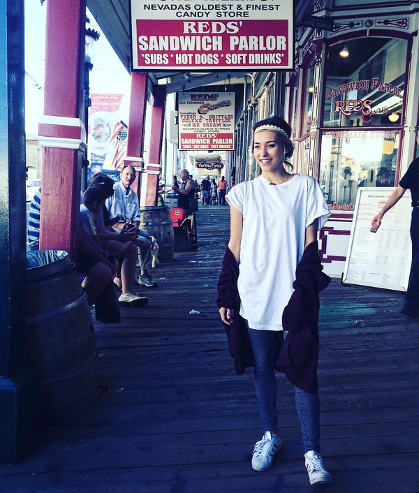 Ведущая Орел и Решка Регина Тодоренко станцевала в аэропорту