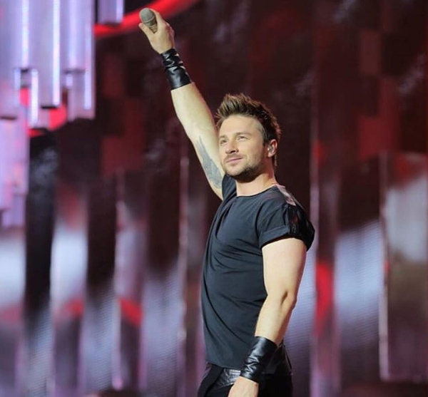 Сергей Лазарев показал постельное селфи с Настей Задорожной