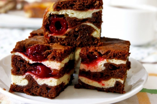 Что приготовить детям на выходные: Творожный брауни с вишней