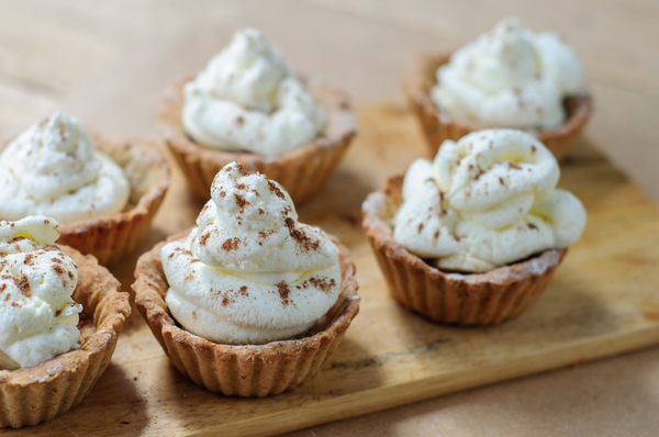 Как приготовить корзинки с бананами и взбитыми белками