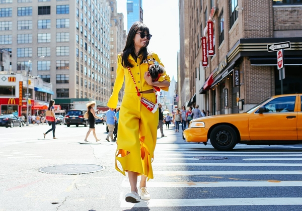 Street style: Яркие образы с Недели моды в Нью-Йорке